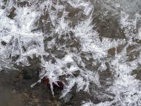 Kreuz und quer verlaufende Eisstrukturen über dem Lochgrabenbach